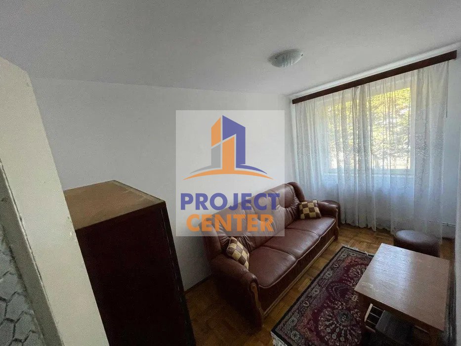 Apartament 3 camere, Fratii Golesti, etajul 1, cu balcon