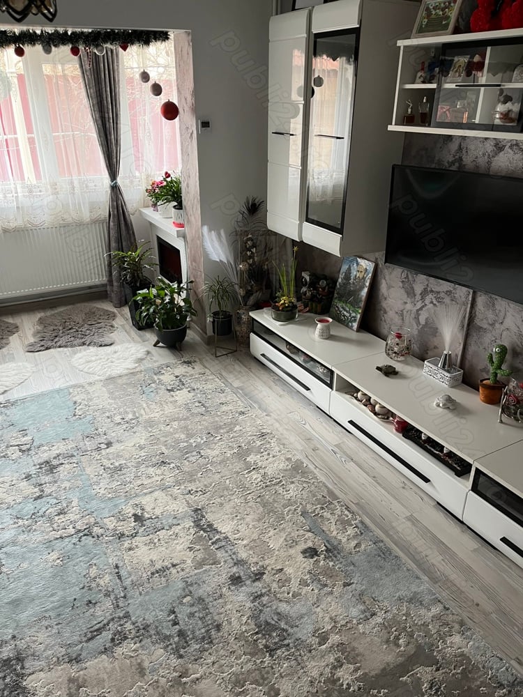 Vând apartament cu 2 camere în cartierul Aluniș, zonă liniștită, parter, mobilat și utilat , racorda