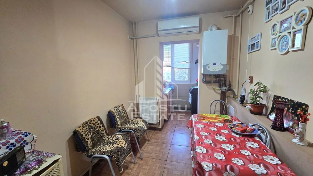 Apartament cu 3 camere, centrala proprie, etaj 3, zona Lipovei