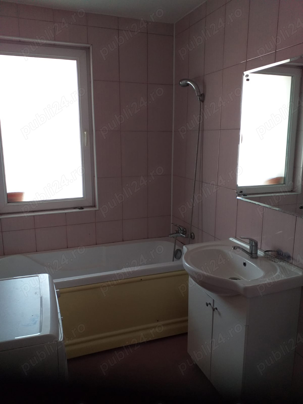 Inchiriez apartament