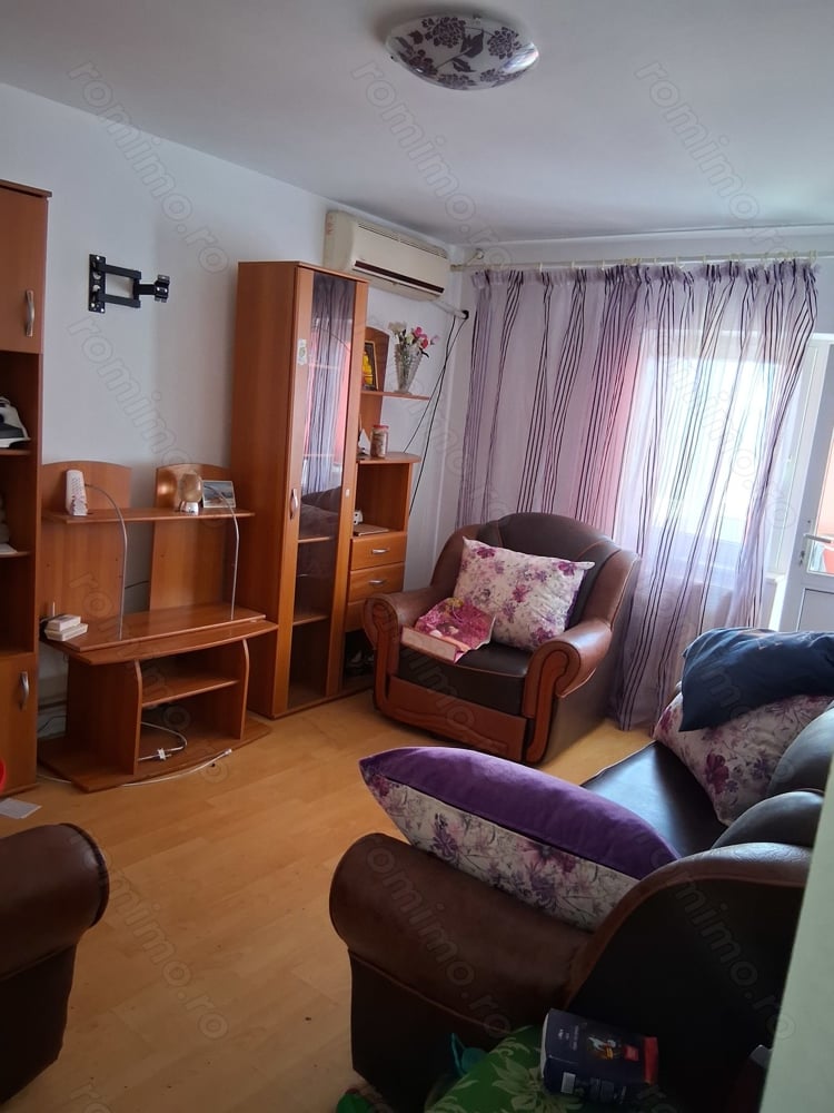 Vând apartament 3 camere situat în centrul comunei 67mp acte valabile 1 singur proprietar 