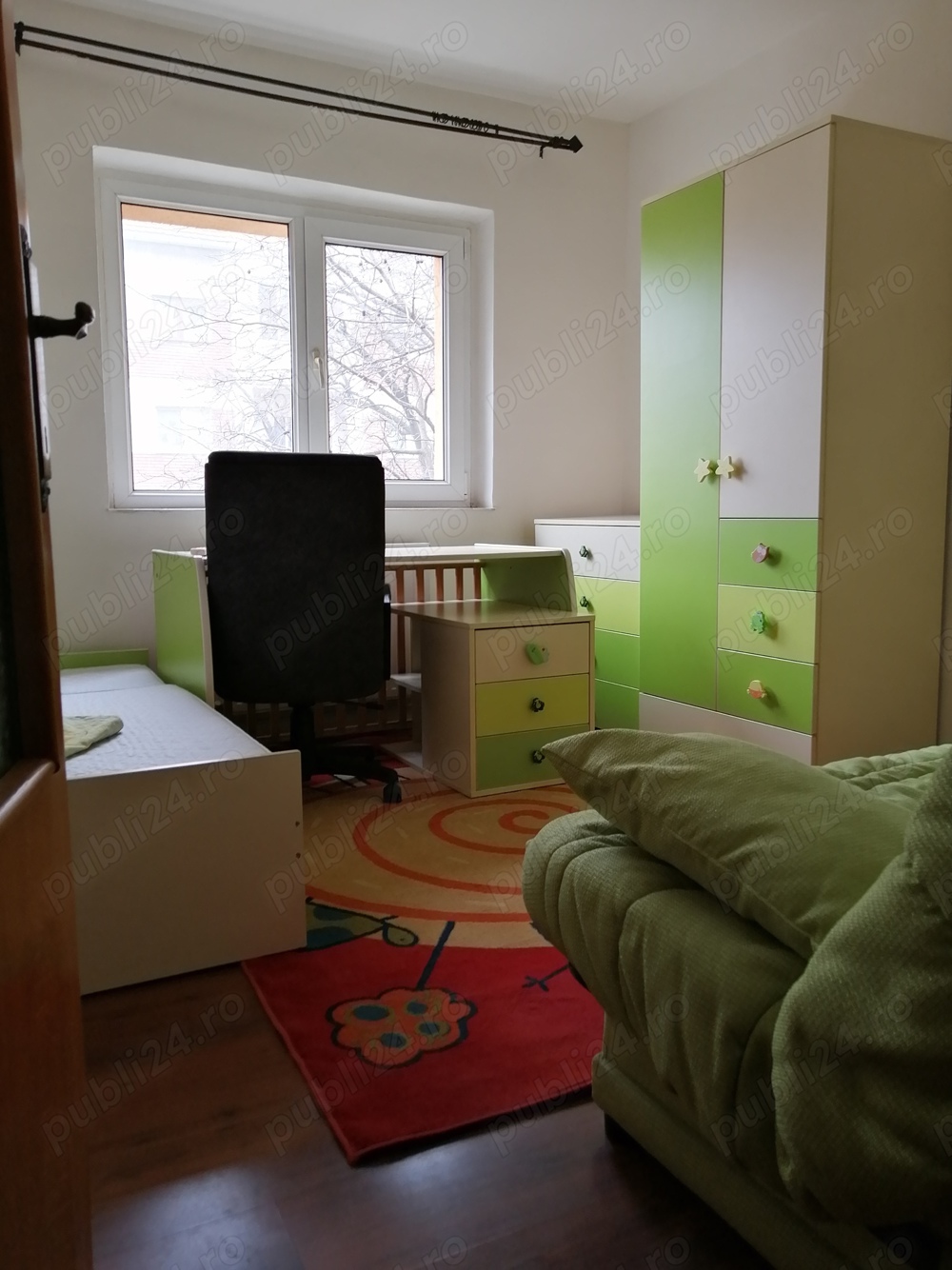 De inchiriat apartament cu 3 camere, in zona Torontaluli, toate dotarile-utliat, centrală proprie