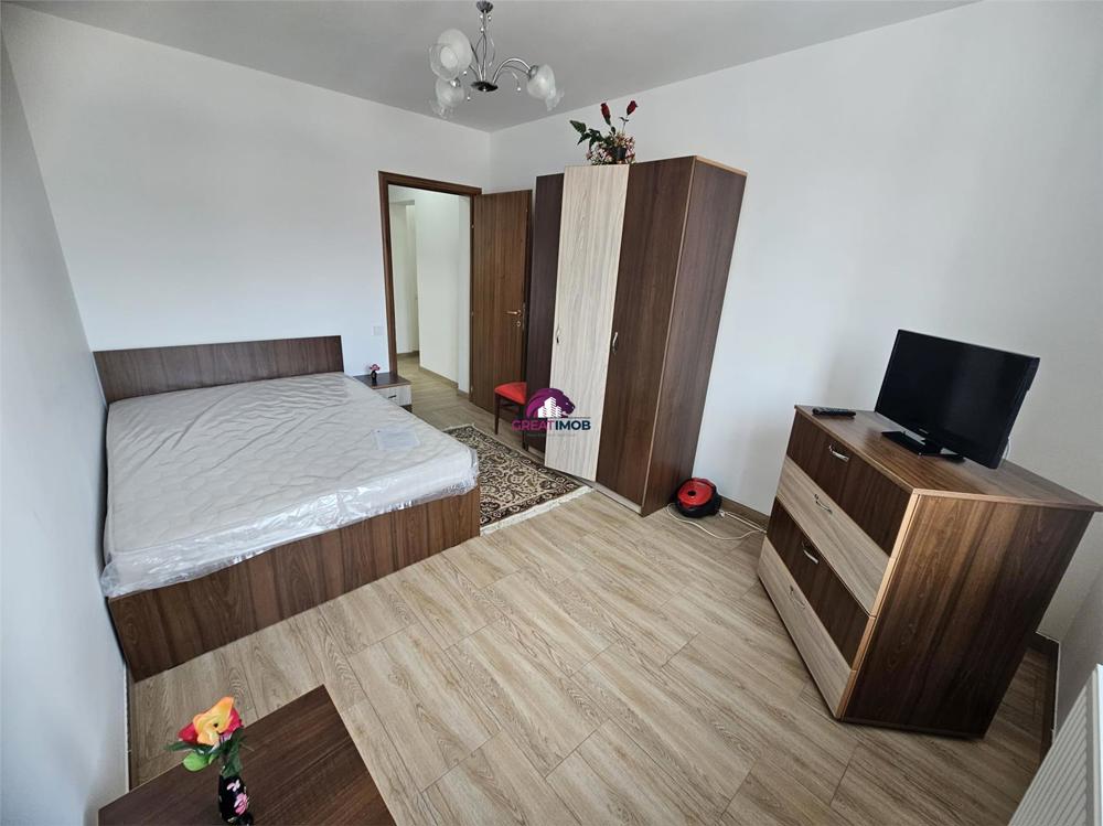 Inchiriere 1 camera dintr-un apartament cu 3 camere.