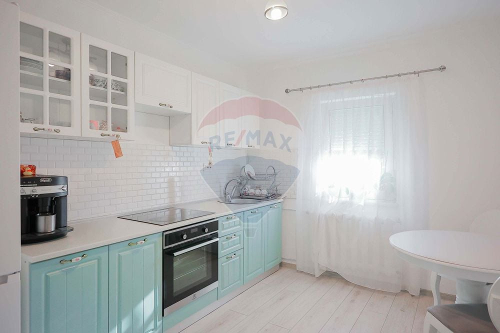 Apartament cu 3 camere + garsonieră de vânzare în zona Decebal