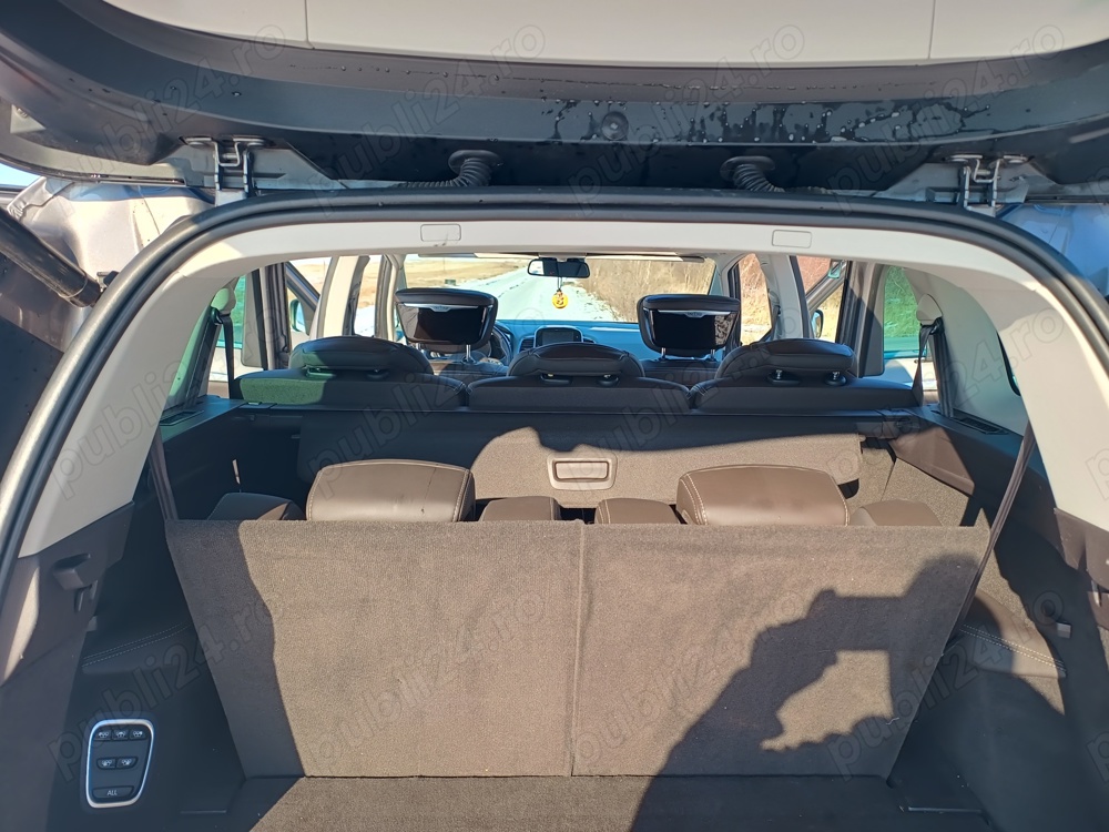 Renault Espace. Inițiale Paris 7 locuri Renault Espace. Inițiale Paris 7 locuri