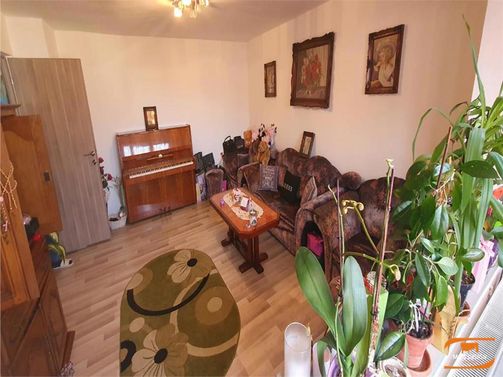 Apartament 3 camere,2 bai 2 balcoane Centrala proprie.