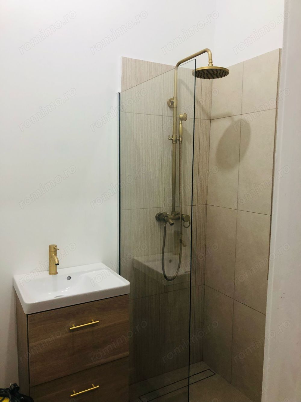 Apartament cu 3 camere parter inalt la un minut de Colegiu Banatean