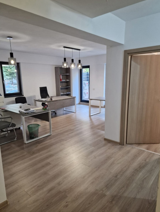 Apartament 4 camere cu terasa si gradina, doua locuri de parcare/ Banu Manta