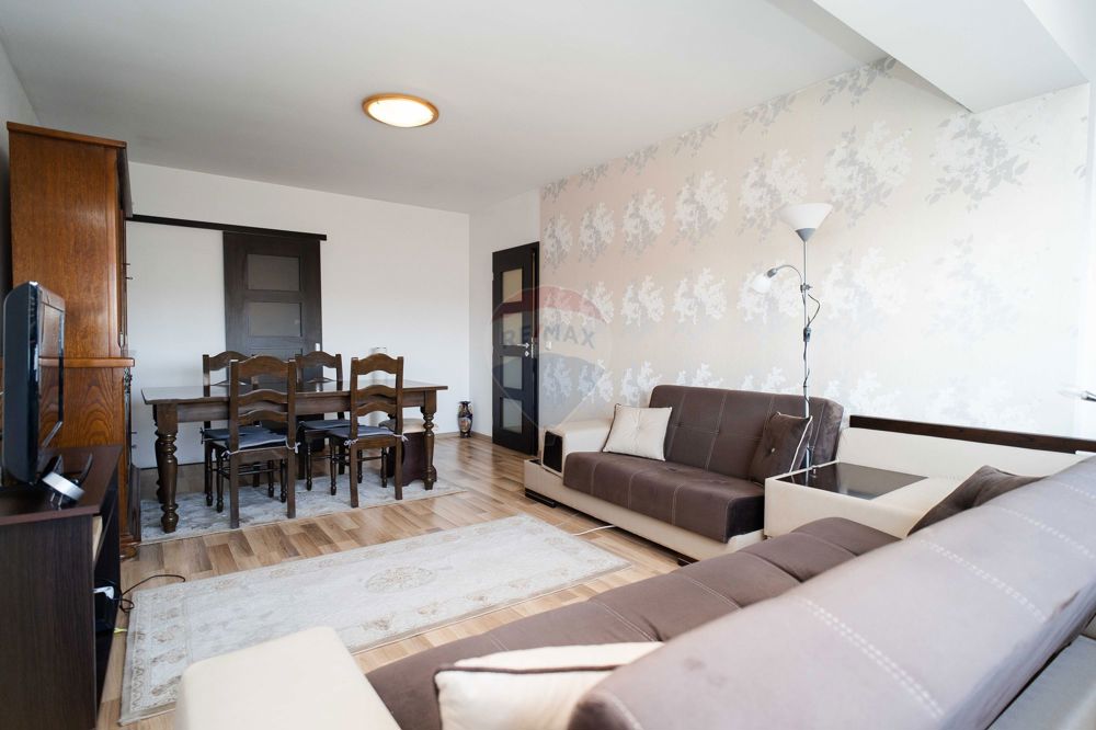 Apartament cu 3 camere de vânzare în zona Nicolina