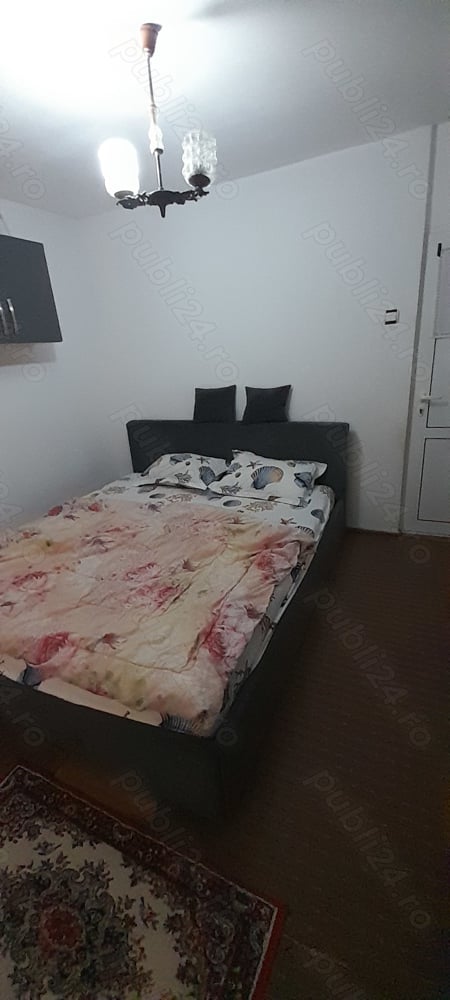 Vand apartament cu doua camere.