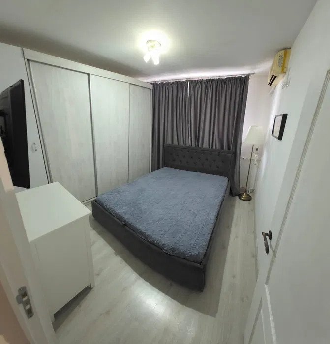 Apartament de 3 camere, decomandat, 70 mp, 2 parcari, zona Resita