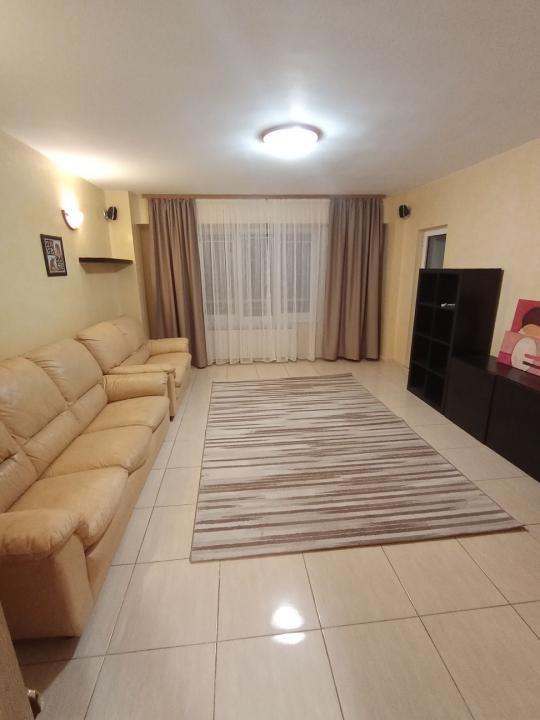 Inchiriez apartament 3 camere, zona Decebal, decomandat, dotat cu aer conditionat