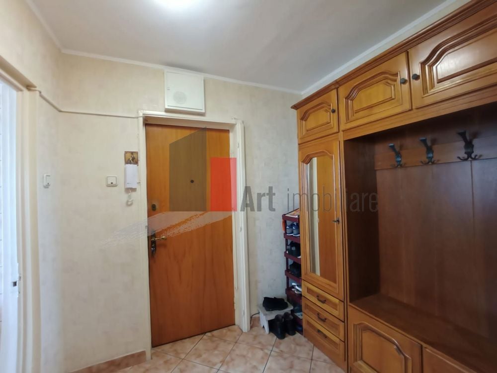 Vânzare apartament 3 camere semidecomandat Bd. Obregia - Cultural