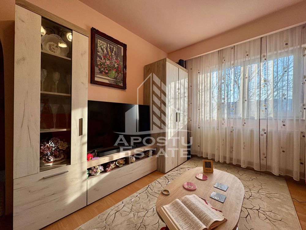 Apartament cu 3 camere, centrala proprie, calea Lipovei