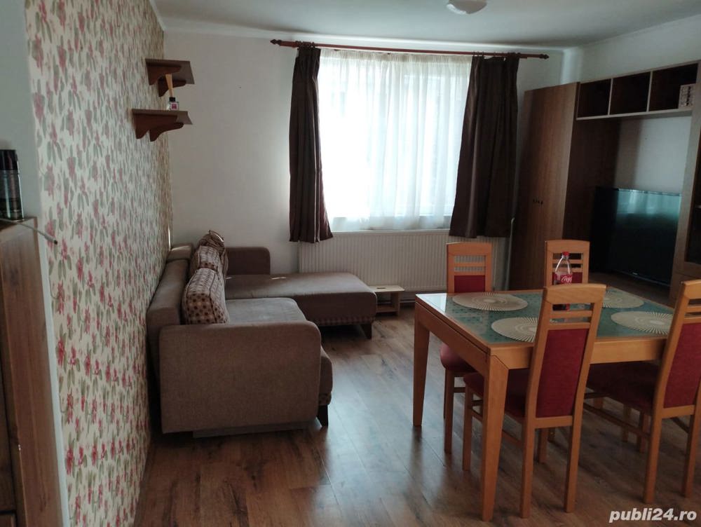 Apartament cu trei camere de închiriat, zona Tribunal 