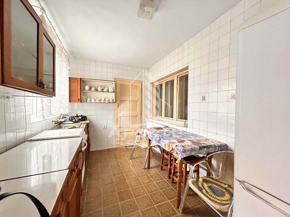 Apartament 2 camere, parcare în curte, zona Sinaia pret avantajos