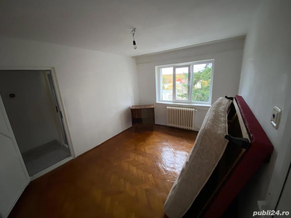 Vând apartament trivale doua camera cu balcon semidecomandat