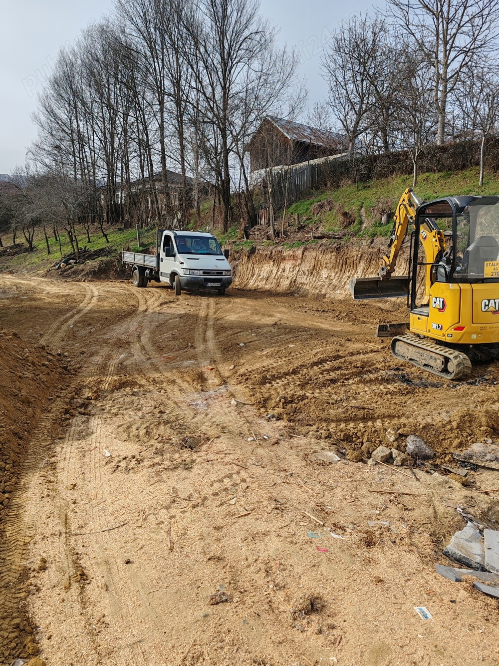 Inchiriez miniexcavator si picon autobasculabila 3.5t