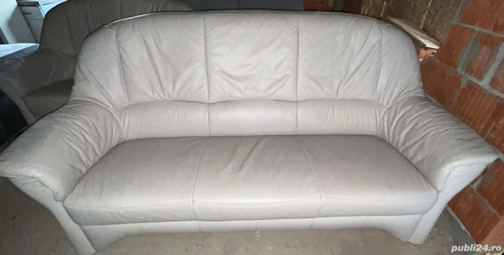 vând canapea din piele naturală gri deschis