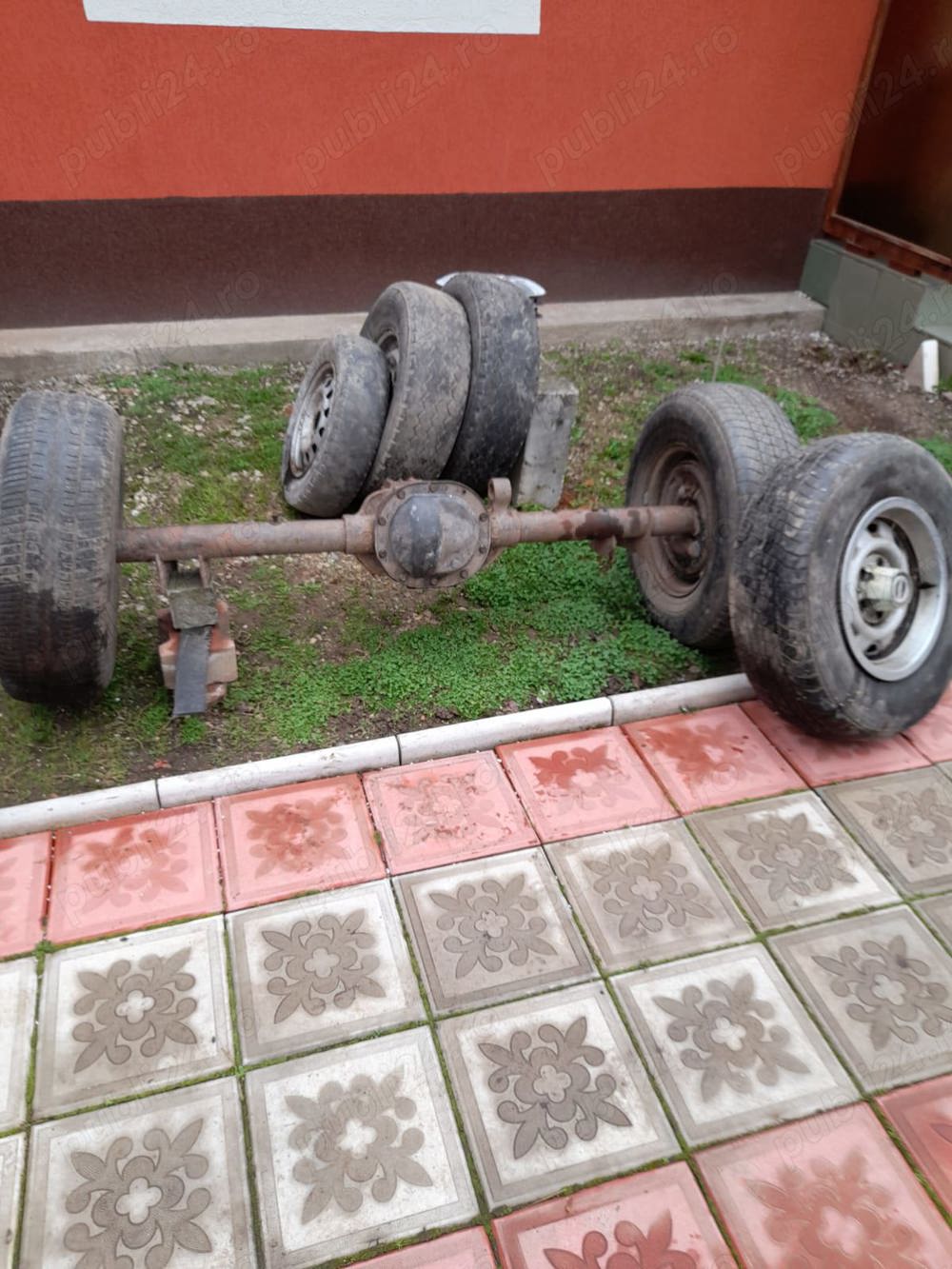 Axă autoutilitara cu 3 jante