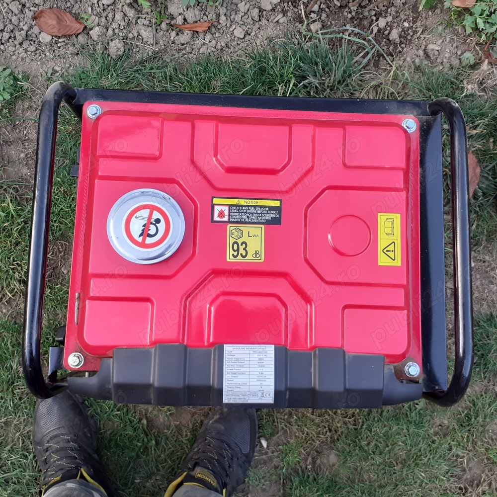 Vând un generator pe benzină. Luat de nou.