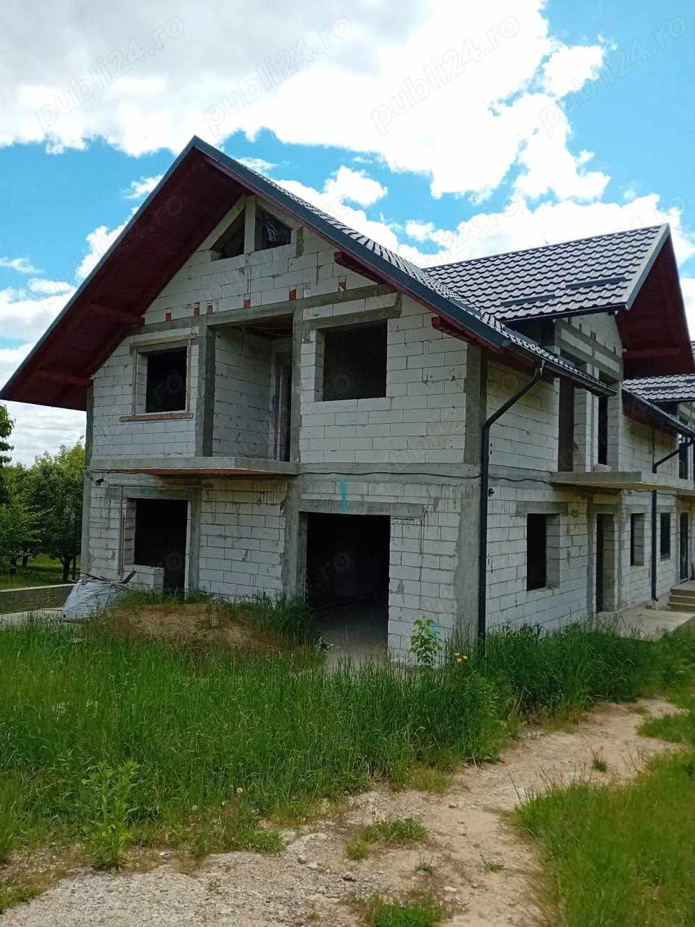 Vând casă intabulata, la roșu-tip duplex