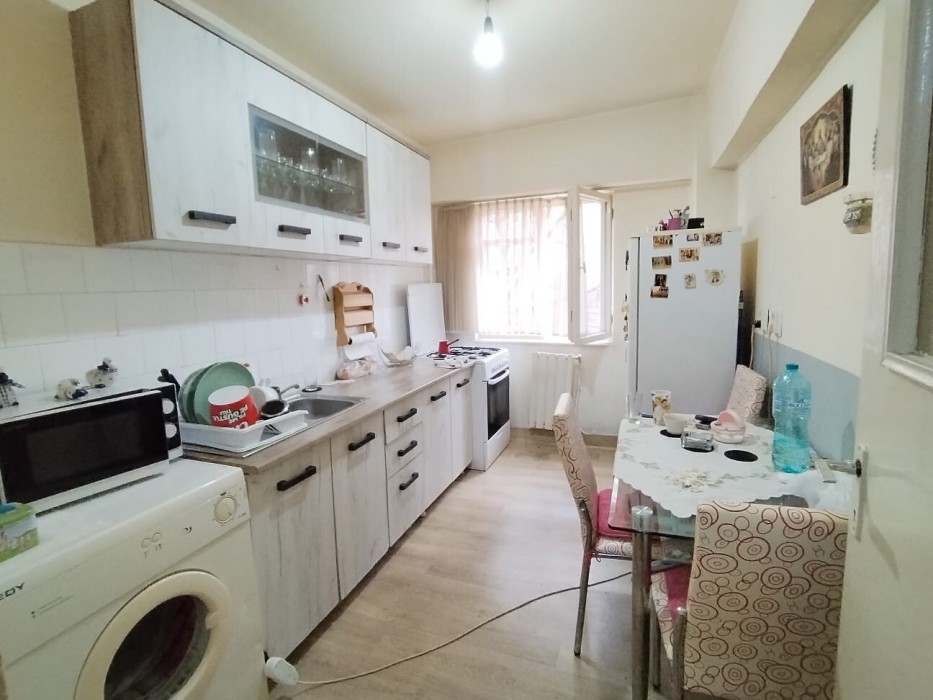 Apartament 3 camere, etaj 1, bd-ul București!