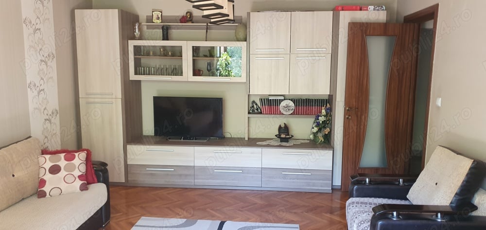 Închiriez apartament cu 4 camere