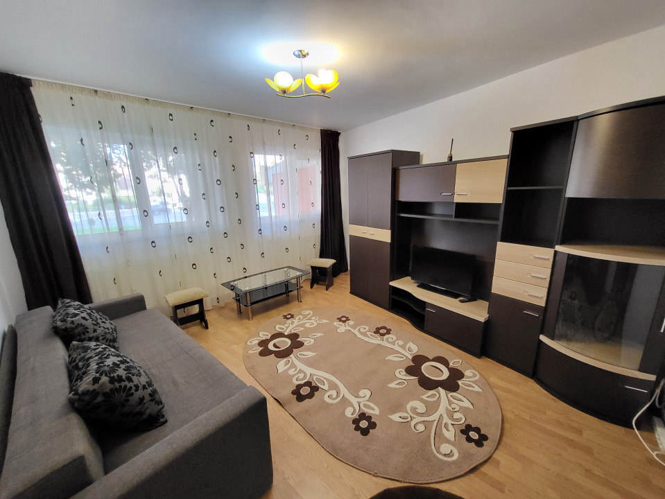 Apartament cu 3 camere decomandate. Mioritei