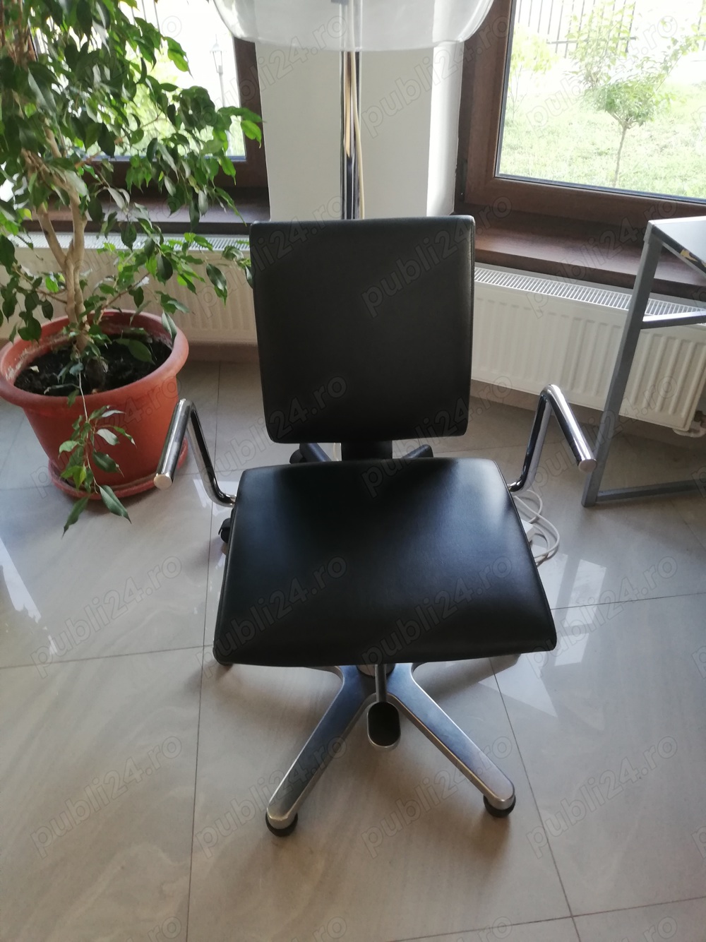 Am 2 scaune pt salon coafura  profesionale de vânzare 