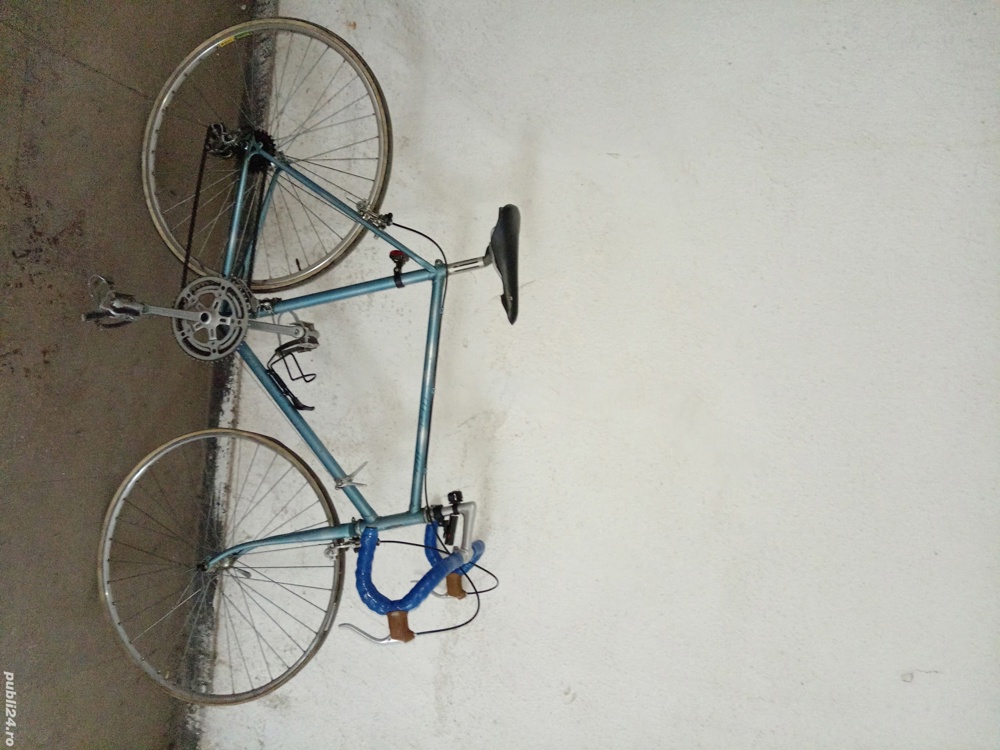 Vând semicursieră și două roți echipate. 