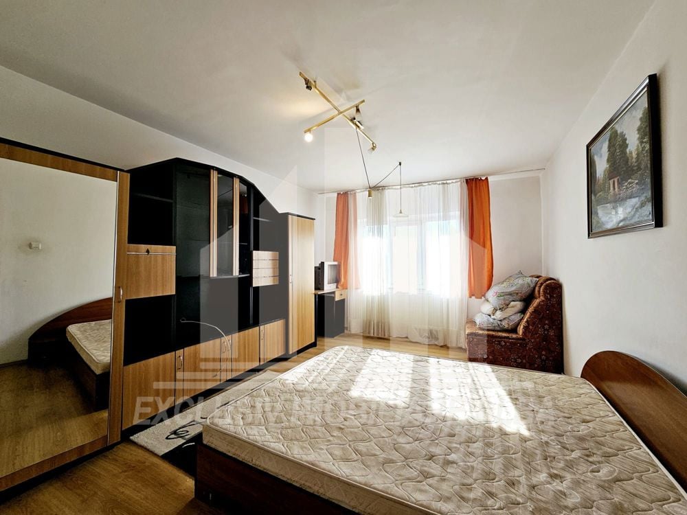 Apartament cu 3 camere decomandate, Cetate