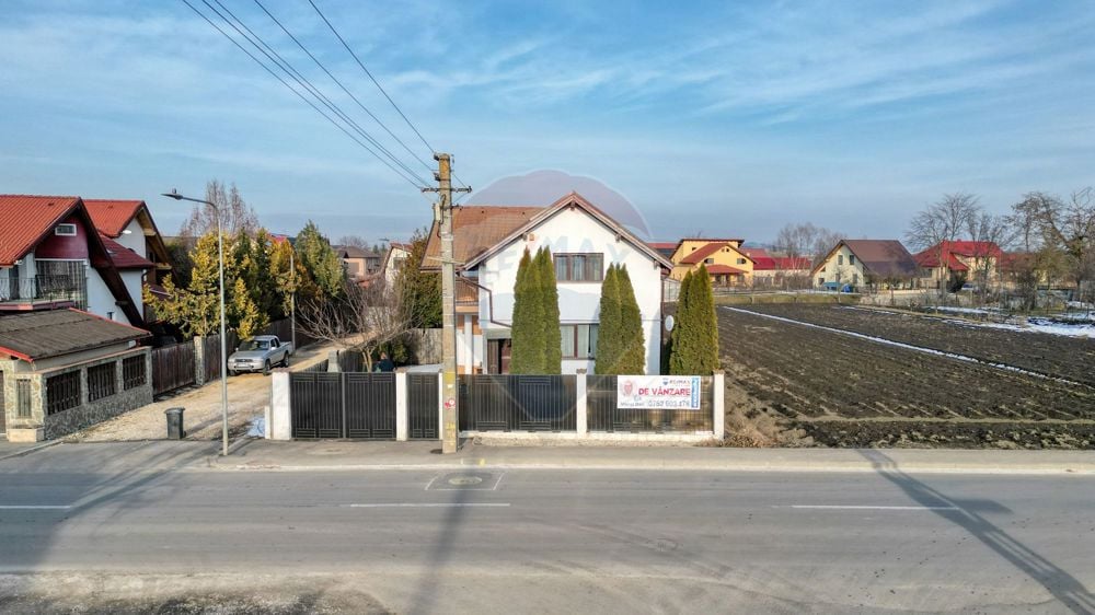 Casă / Vilă cu 8 camere de vânzare în Stupini