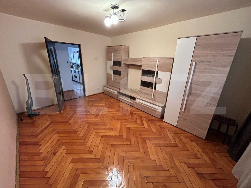 Apartament decomandat cu 3 camere,2 bai, 70 mp, zona Cetate