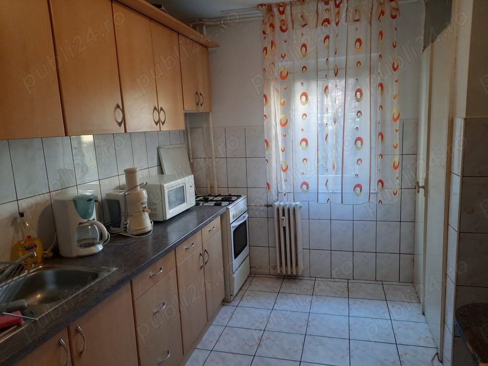 Inchiriez apartament 3 camere, decomandat, 2 bai, mobilat. Complex Studentesc