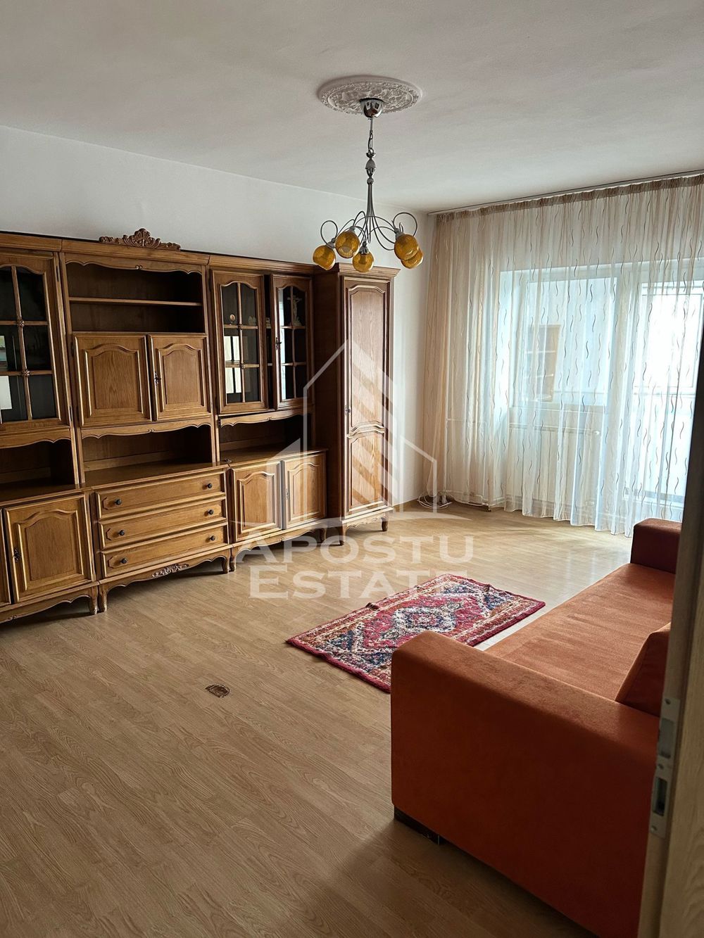 Apartament cu 4 camere, 2 bai, etajul intai, zona Stefan cel Mare