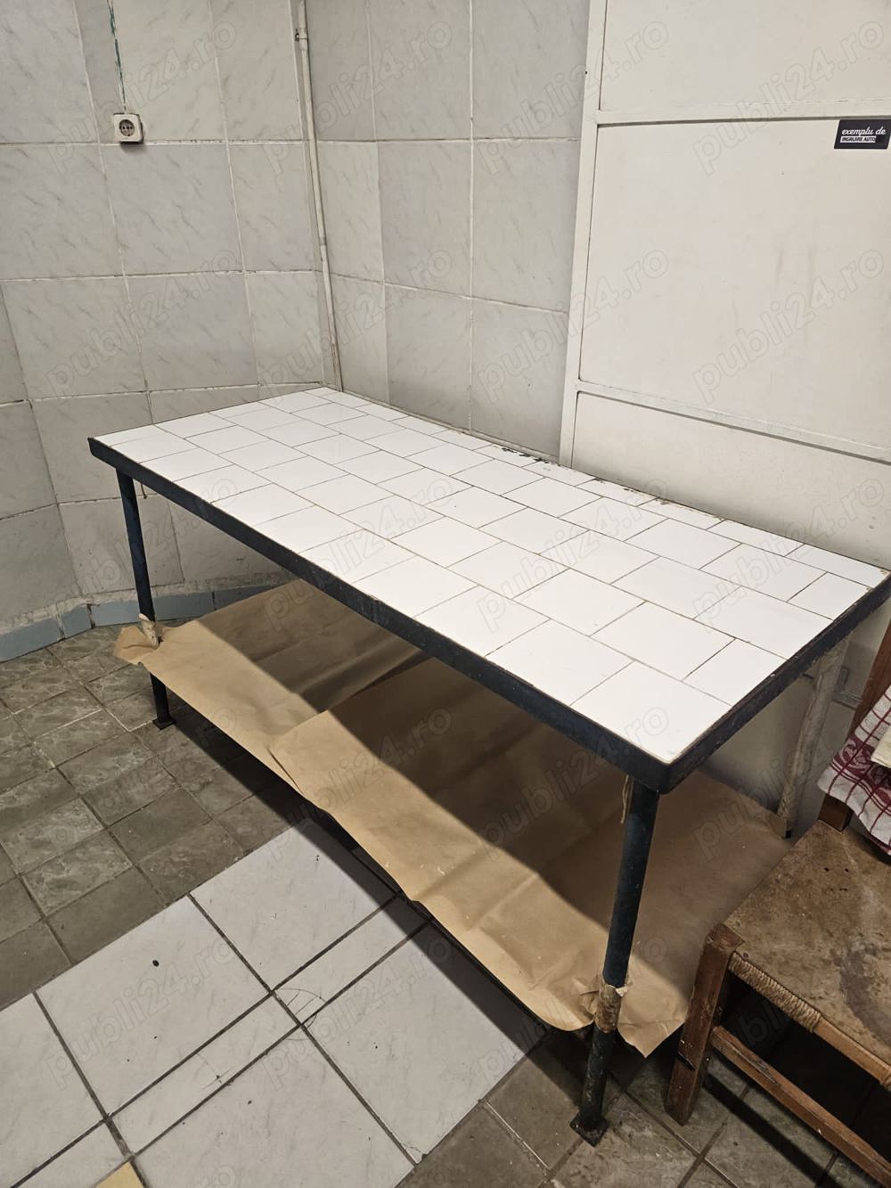 Vând masă industrială, cu cadru metalic, de ciment, placată cu faianță