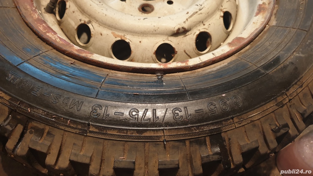 2 roți PIRELLI 6.95 - 13 / 175 - 13 cu crampoane(cuie)