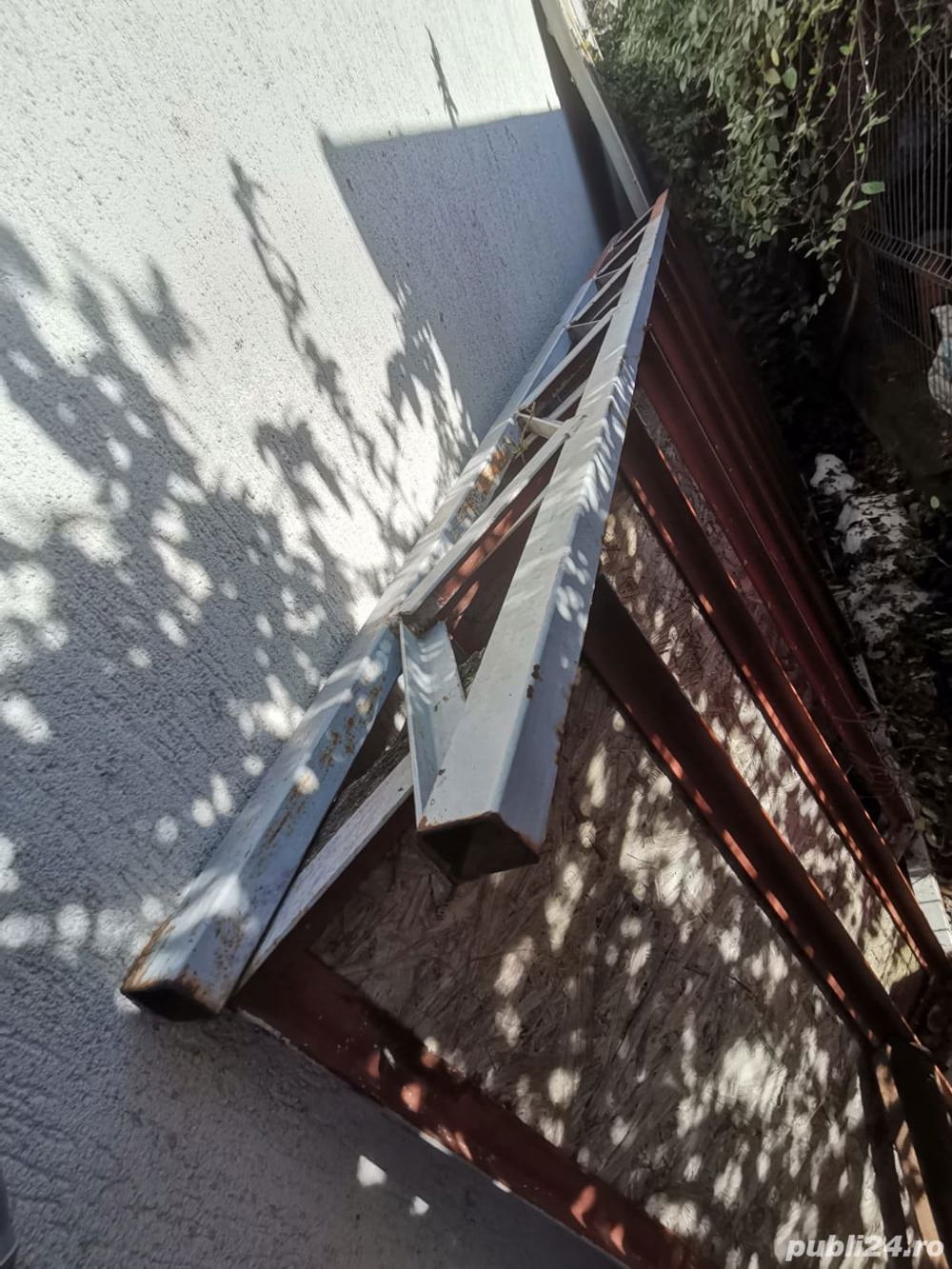 Vând scară structura  metalică  