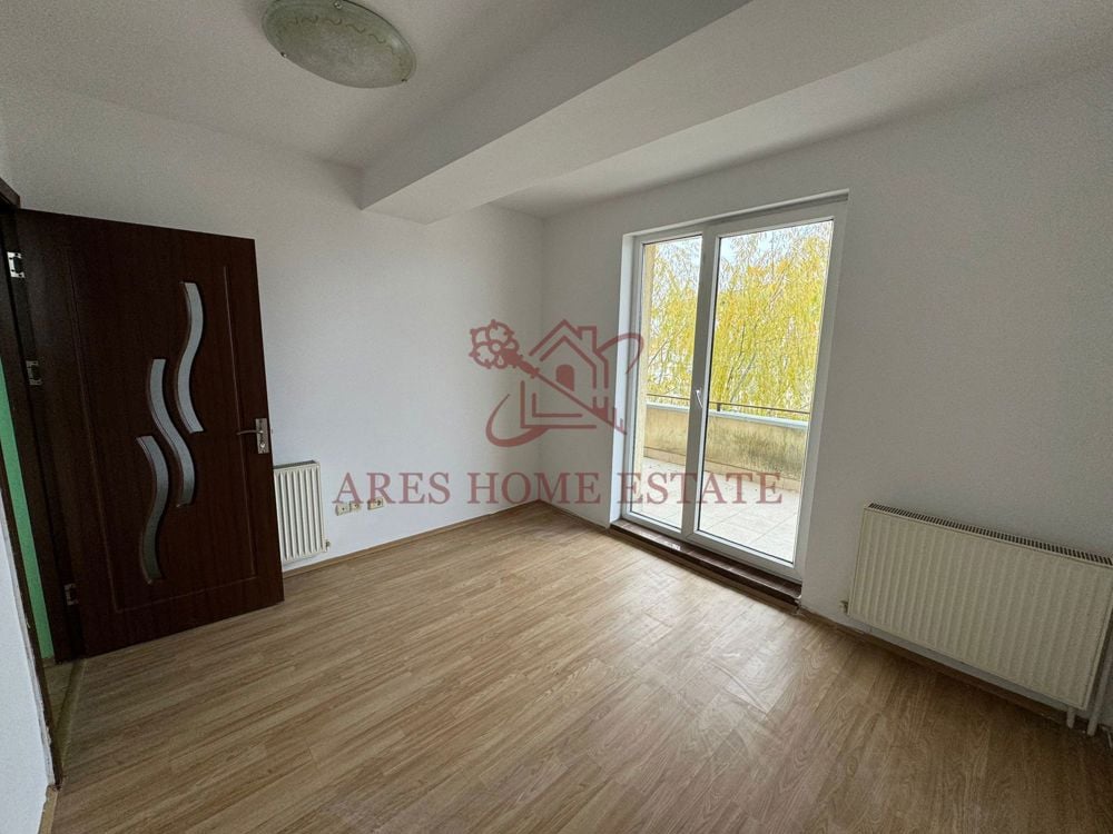 Apartament spatios, tersa de 27 mp si bucatarie mare.