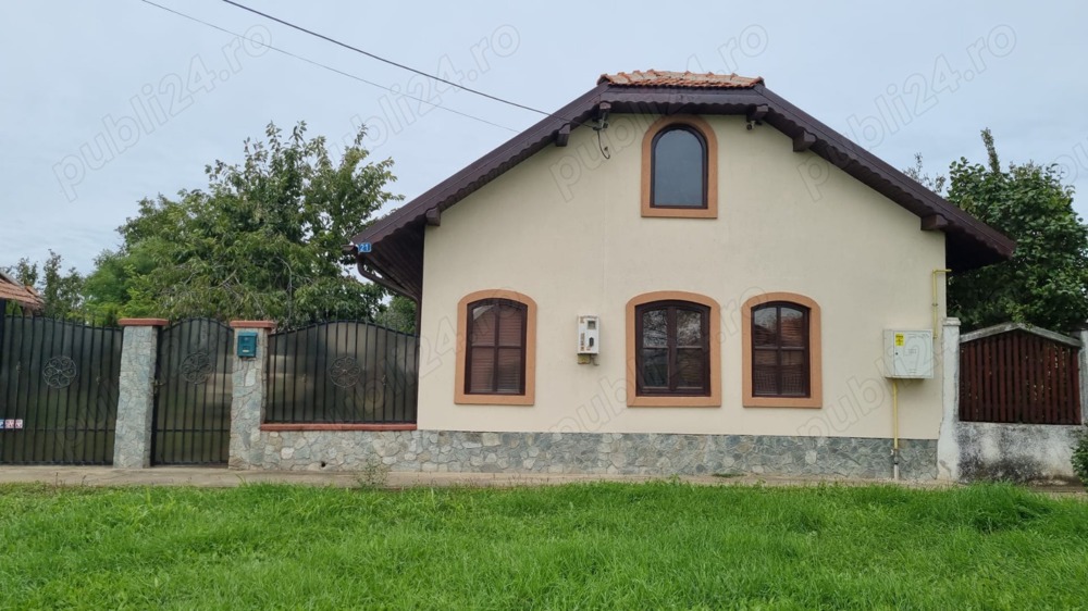 Vând casă cu grădină, 3 camere, baie, bucătărie, terasă. VINGA - ARAD