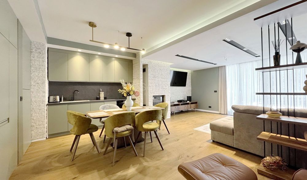 Terase generoase cu vederea spre padure