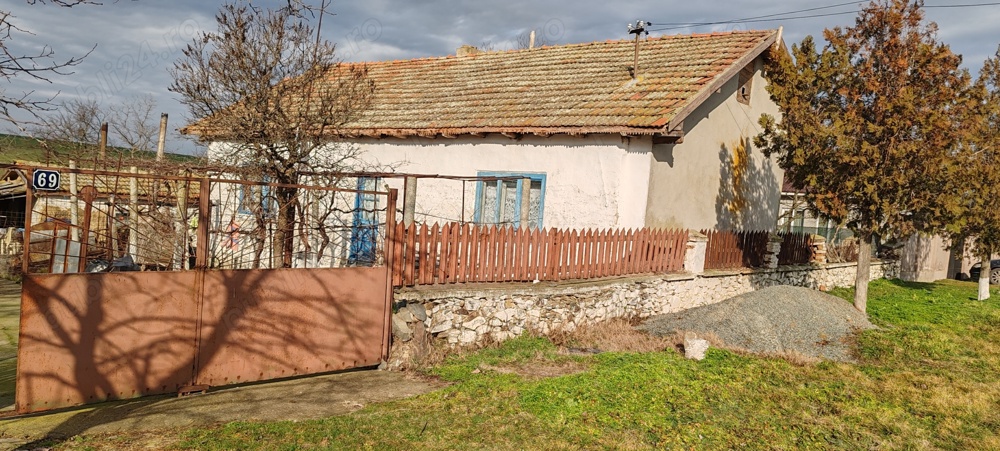 Teren + casă batranească de vânzare.