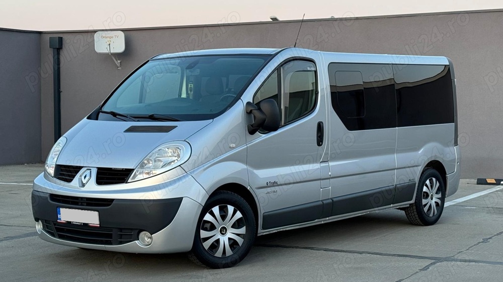 Renault Trafic Extra-Lung 8+1-Locuri (Vivaro)