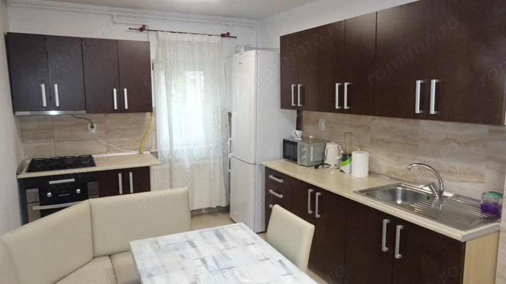 Inchiriez apartament 3 camere decomandat in Deva pe Liliacului, 2 bai, parter inalt, mobilat, utilat