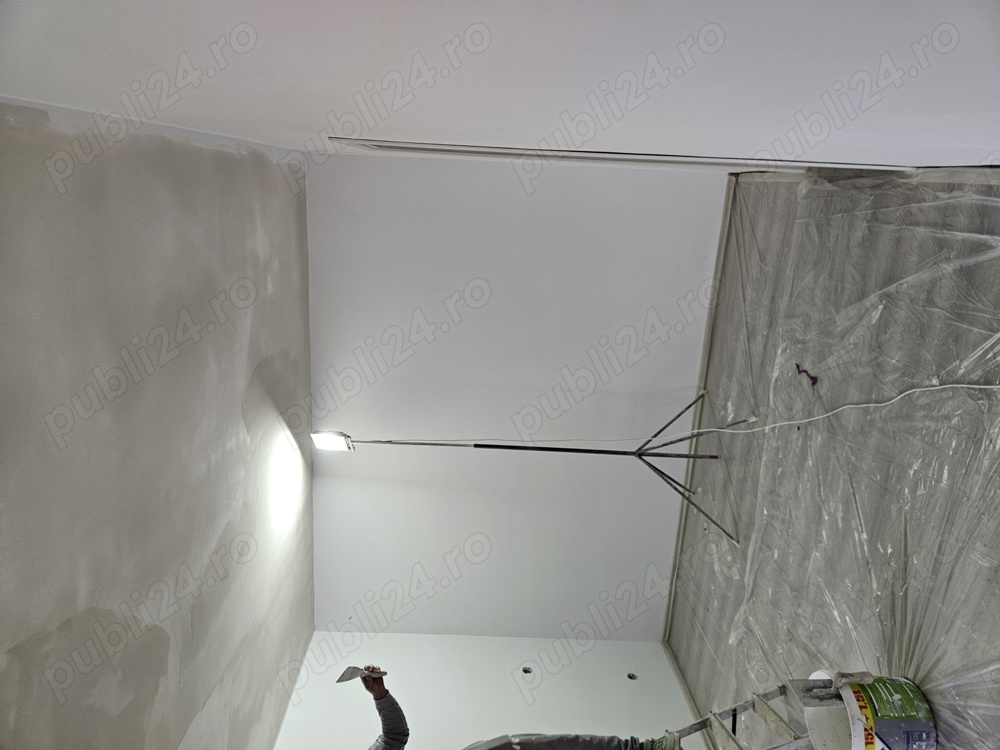 Zugrav  vinarom, 4 ei mp cu pompa airless 