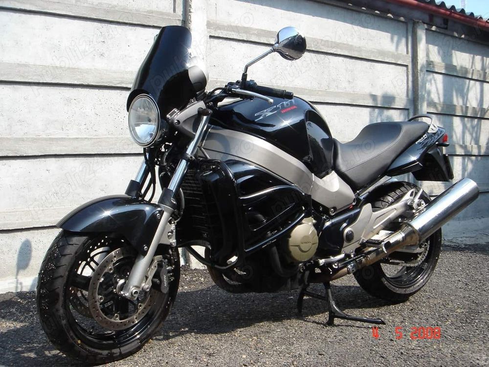 Se vinde Honda X11 (CB1100SF) din 2001 cu doar 37.000 km