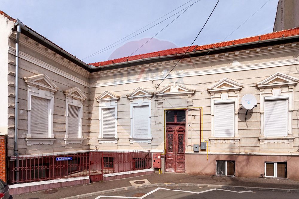 Apartament 4 camere spațioase,  curte,  zona Piata Catedralei