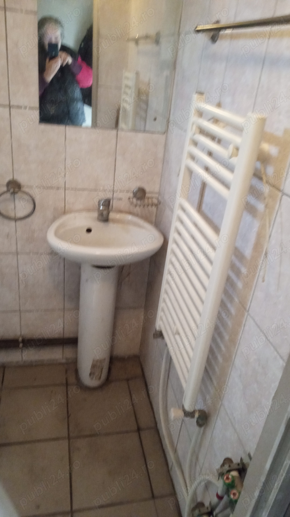 Închiriez ap 2 camere cetate, etaj intermediar, zonă bună