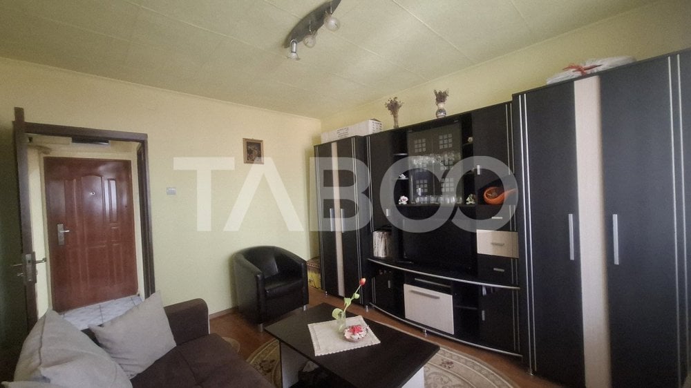 Apartament 3 camere de vanzare decomandat 50 mp zona Vasile Aaron